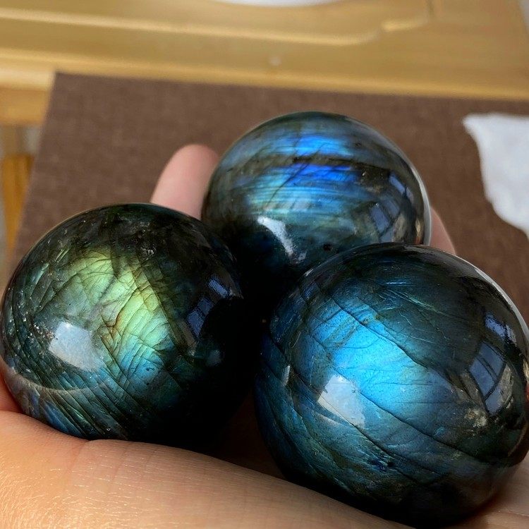 天然水晶拉长石球摆件蓝光月光石球圆球打磨原石家居桌面饰品办公