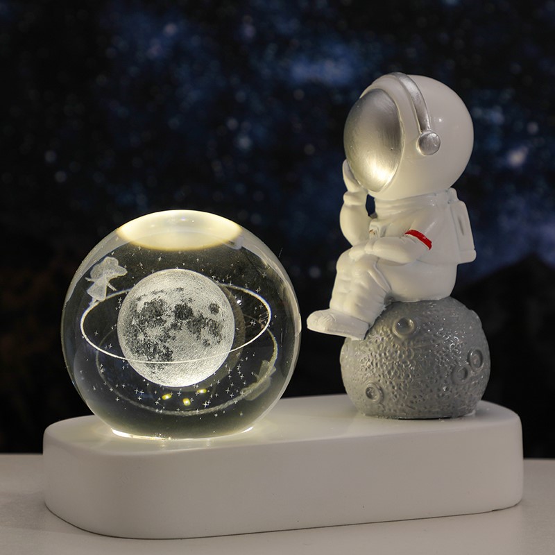 宇航员办公室桌面摆件太空人水晶球小夜灯装饰品生日礼物男生七夕