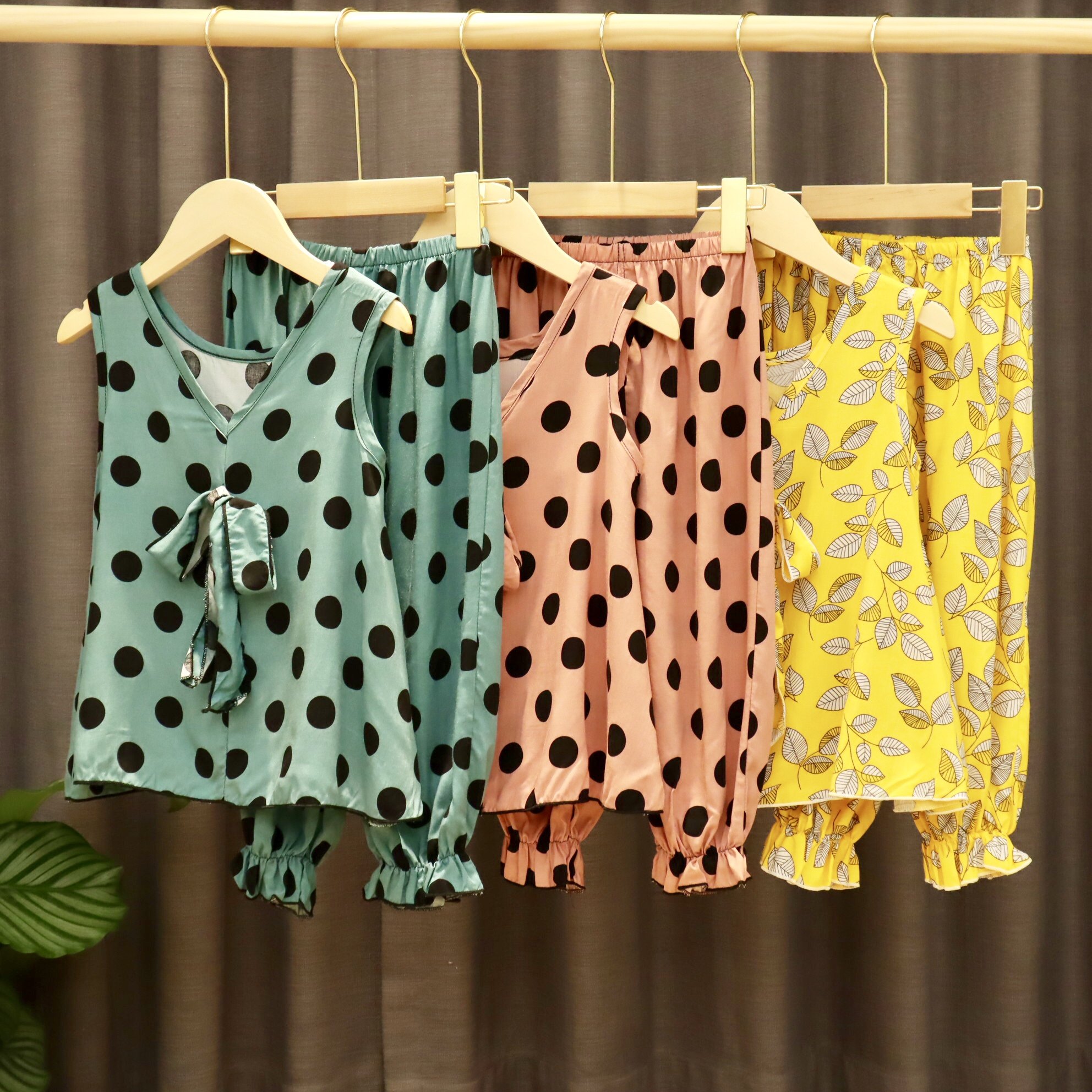 夏季新款女童背心七分裤棉绸薄款睡衣套装波点人造棉家居小孩衣服