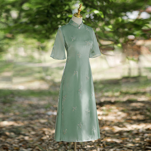 长旗袍2024年夏季新款日常修身改良版刺绣中国风绿色茶服连衣裙女