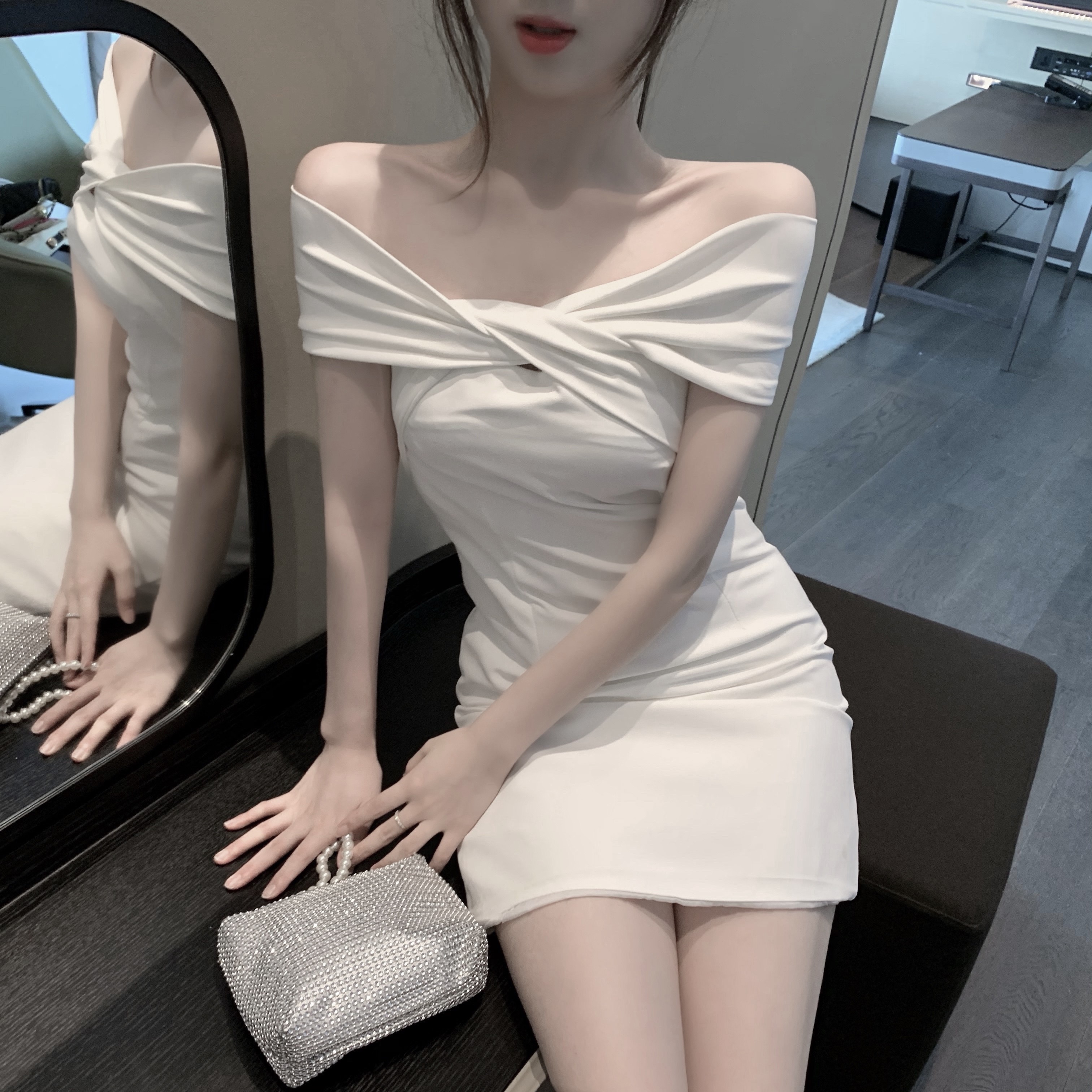 法式性感一字领露肩高端名媛设计感白色连衣裙女收腰显瘦包臀短裙