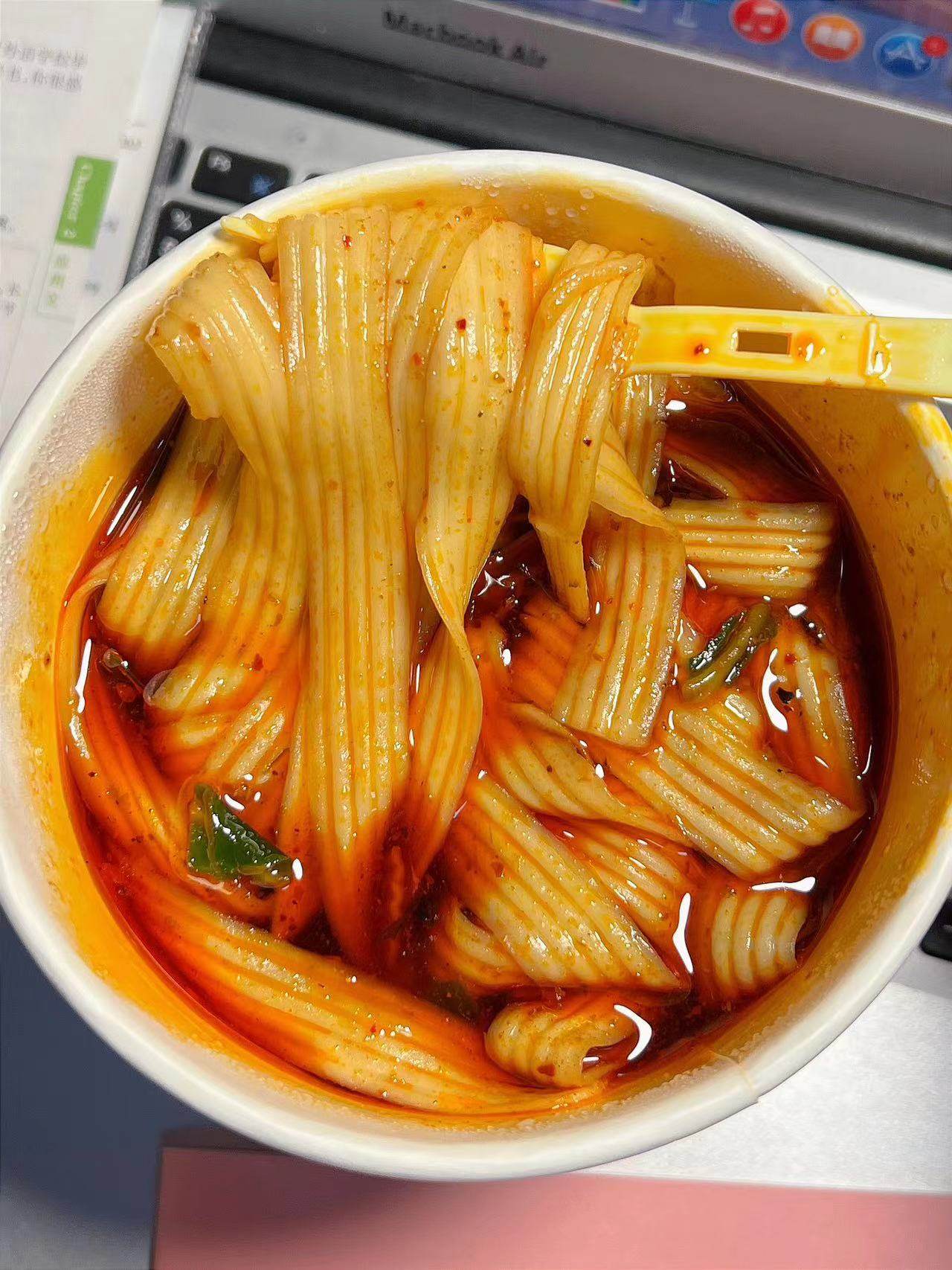 午谷派重庆小宽面麻辣味宽面条泡面方便面重庆小面速食6桶整箱装