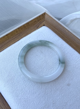 天然新疆天山翠雪翠飘花年轻款细圆条手镯美人条翡翠色冰种飘花