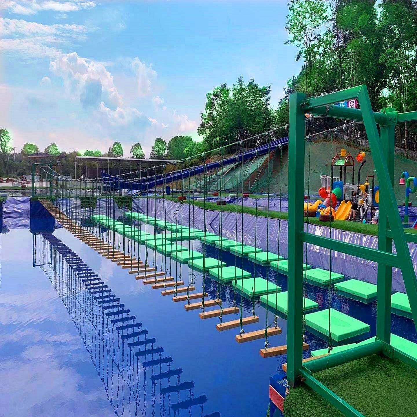 水上乐园浮桥网红桥摇摆桥大型户娱外上拓展水水上闯关乐设备厂家