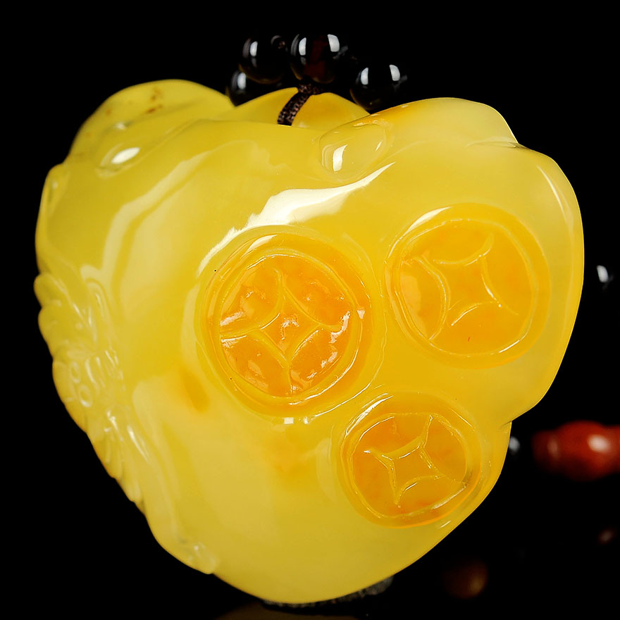 16.23克(送琥珀链)【俏色鸡油黄蜜蜡】如意锁雕件【强荧光】