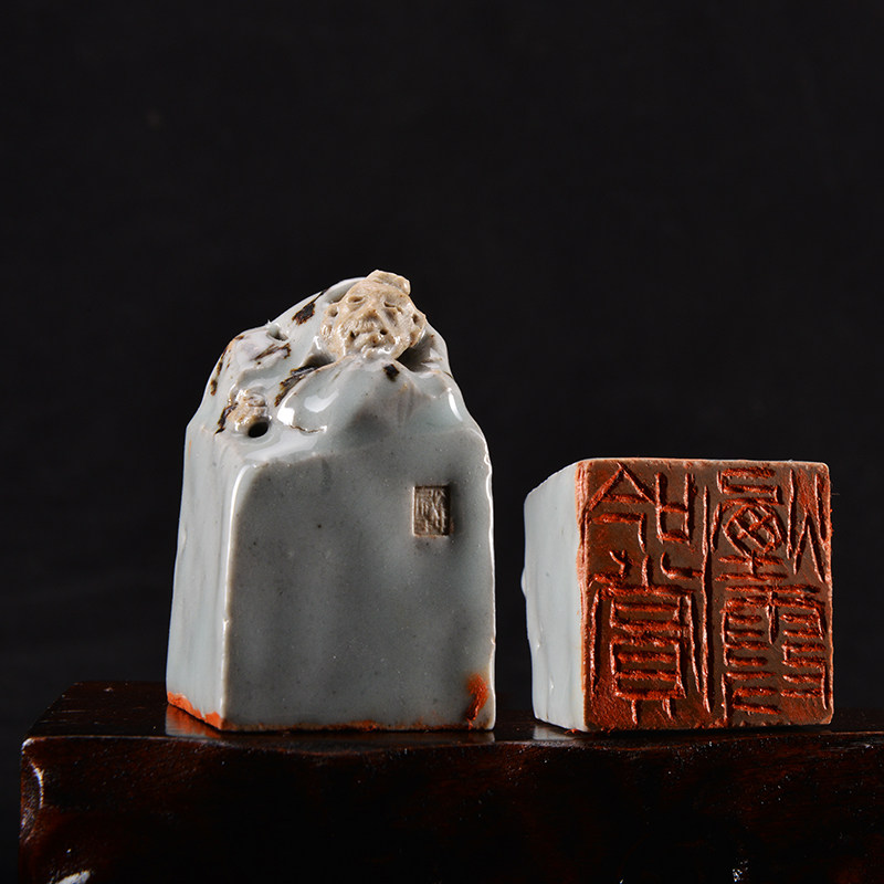 杭州文博浙江省大师陶瓷印专场 青釉人物钮吟赏烟霞 浙江省工艺美术