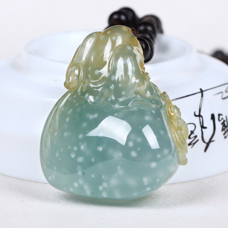 【省玉雕大师高松峰作品】 木那料冰种a货翡翠福袋吊坠 62.2g