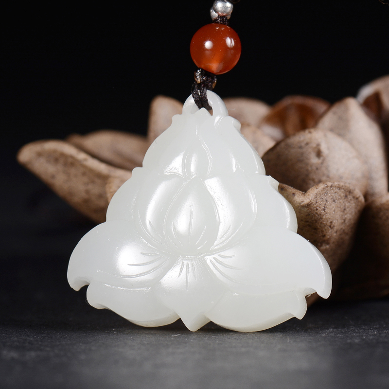 国家级玉雕大师李剑作品 和田羊脂白玉莲花挂件 12g 精巧别致