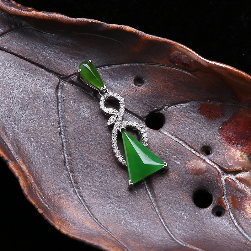 三角形18k镶钻翡翠吊坠