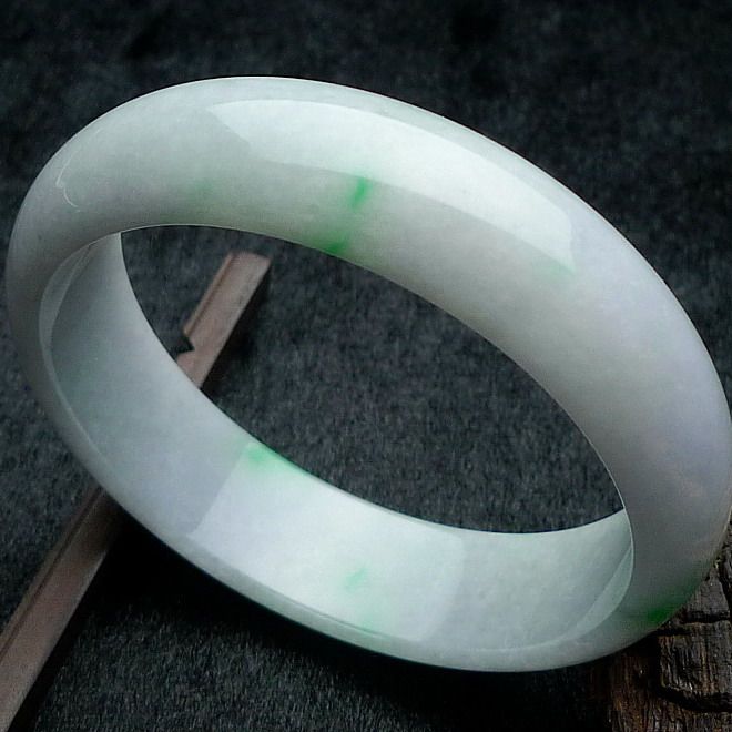 老种a货翡翠挂淡阳绿宽厚装手镯 63.12克