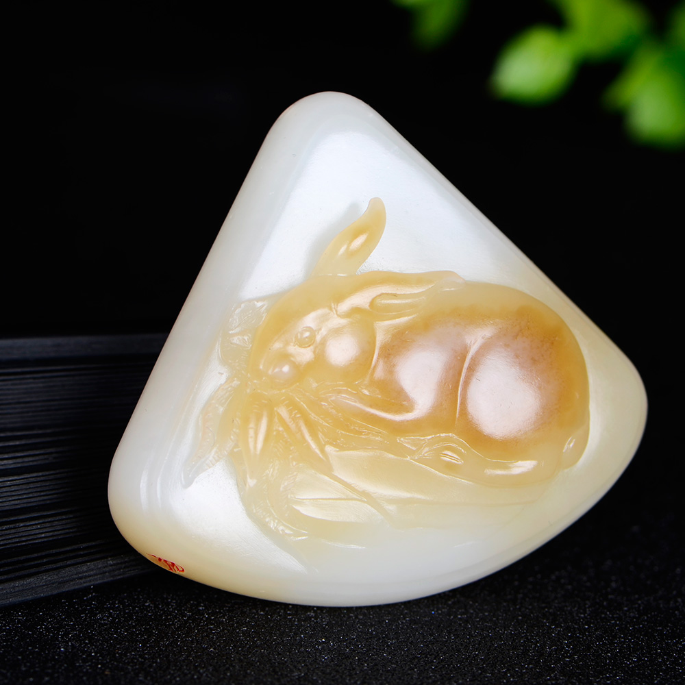 国家级玉雕大师【陶虎】工作室作品 和田玉白玉挂件生肖兔 69.49g