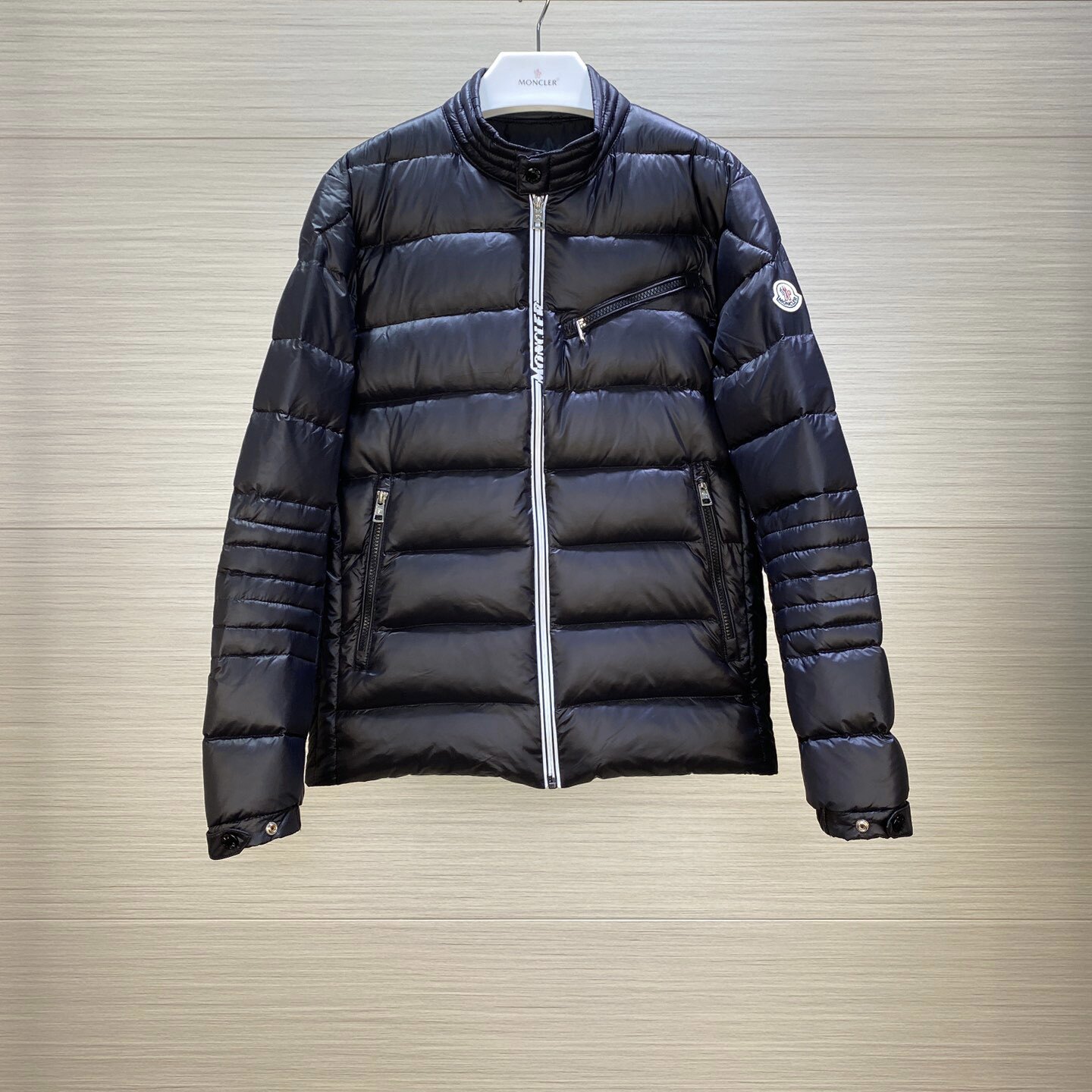 热销moncler轻薄羽绒服_蒙口口羽绒服男2021年新款轻薄保暖短款时尚