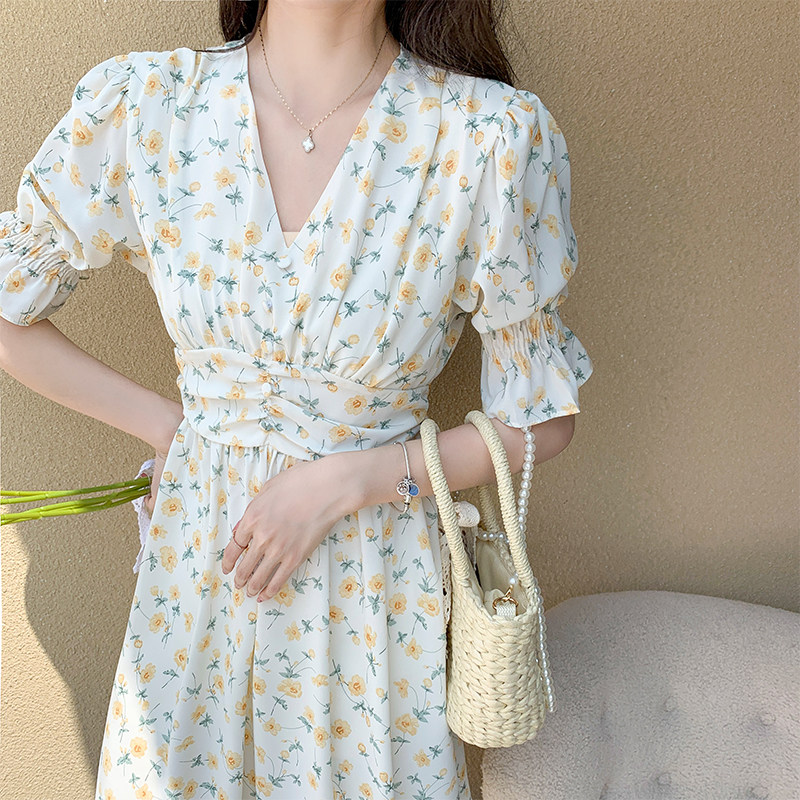 实拍现货 2021年新款法式V领短袖泡泡袖中裙子收腰显瘦碎花连衣裙