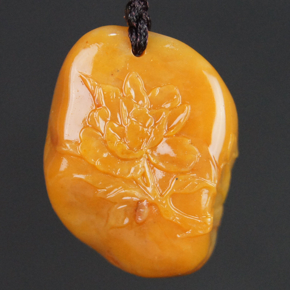 寿山石帝田黄石珍品挂坠 牡丹9.6g含绳 肉色细腻 工艺精湛