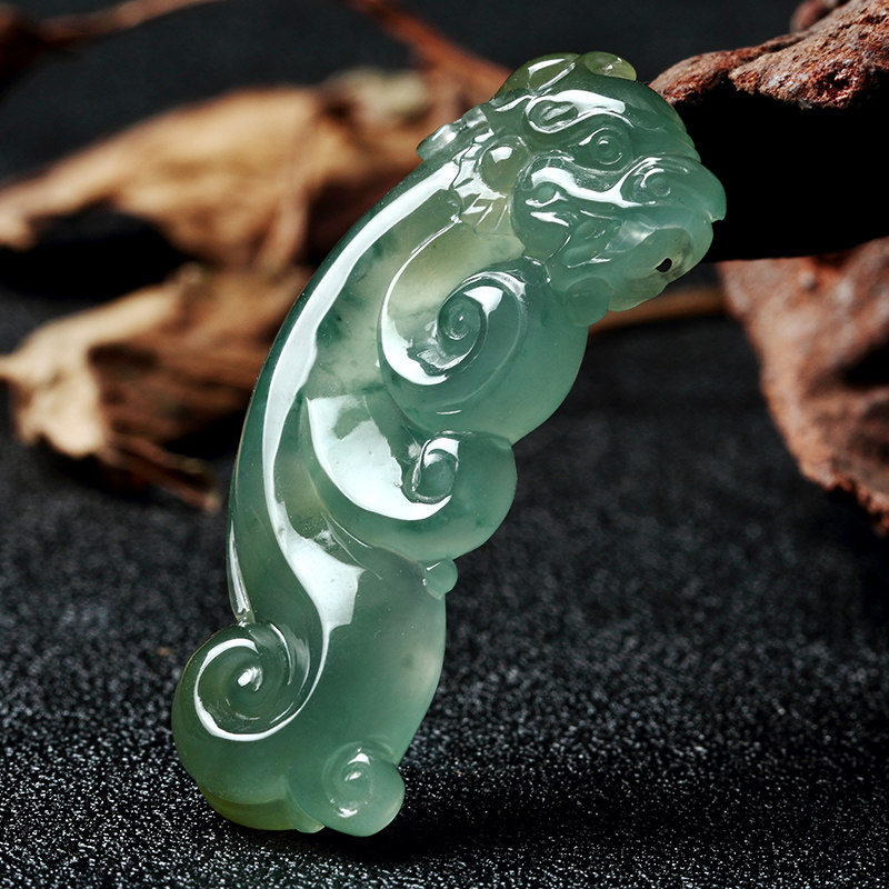 【即刻拍】老坑冰种精雕水润翡翠特色龙钩吊坠 10.27g