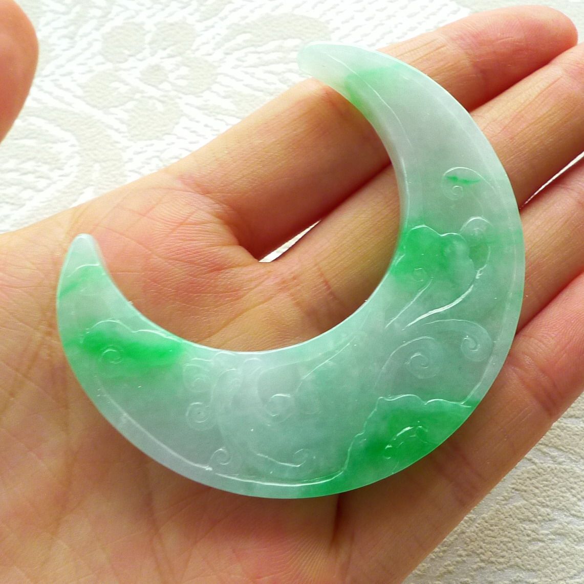 泓和天诚收藏精品翡翠大拍专场 a货飘阳绿冰糯种大气精雕月牙吊坠 23.