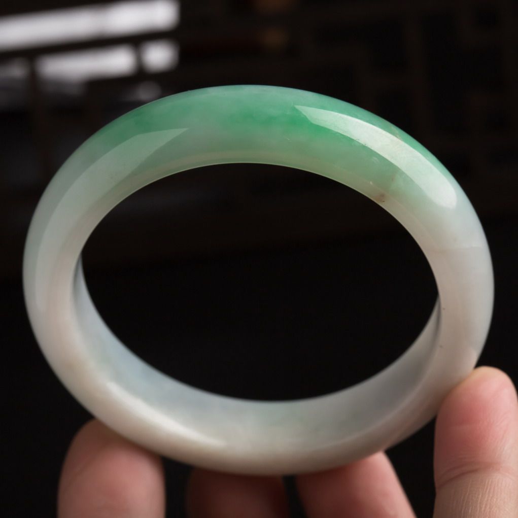 天然翡翠冰糯种飘绿圆口手镯 (圈口54mm) 57.95克