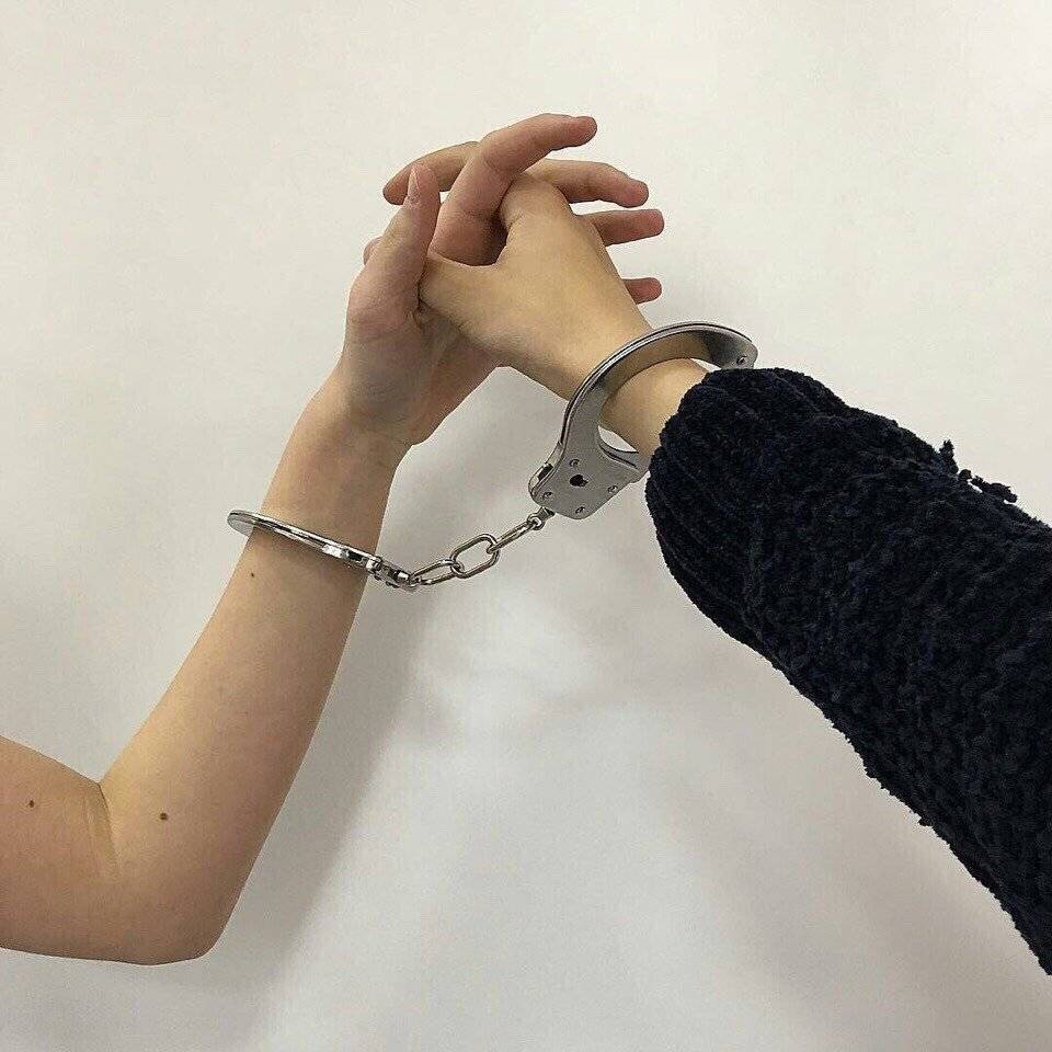 手脚铐夫妻_酒甜桃把你牢牢锁住情侣夫妻情趣床上卧室手脚铐拍照道具