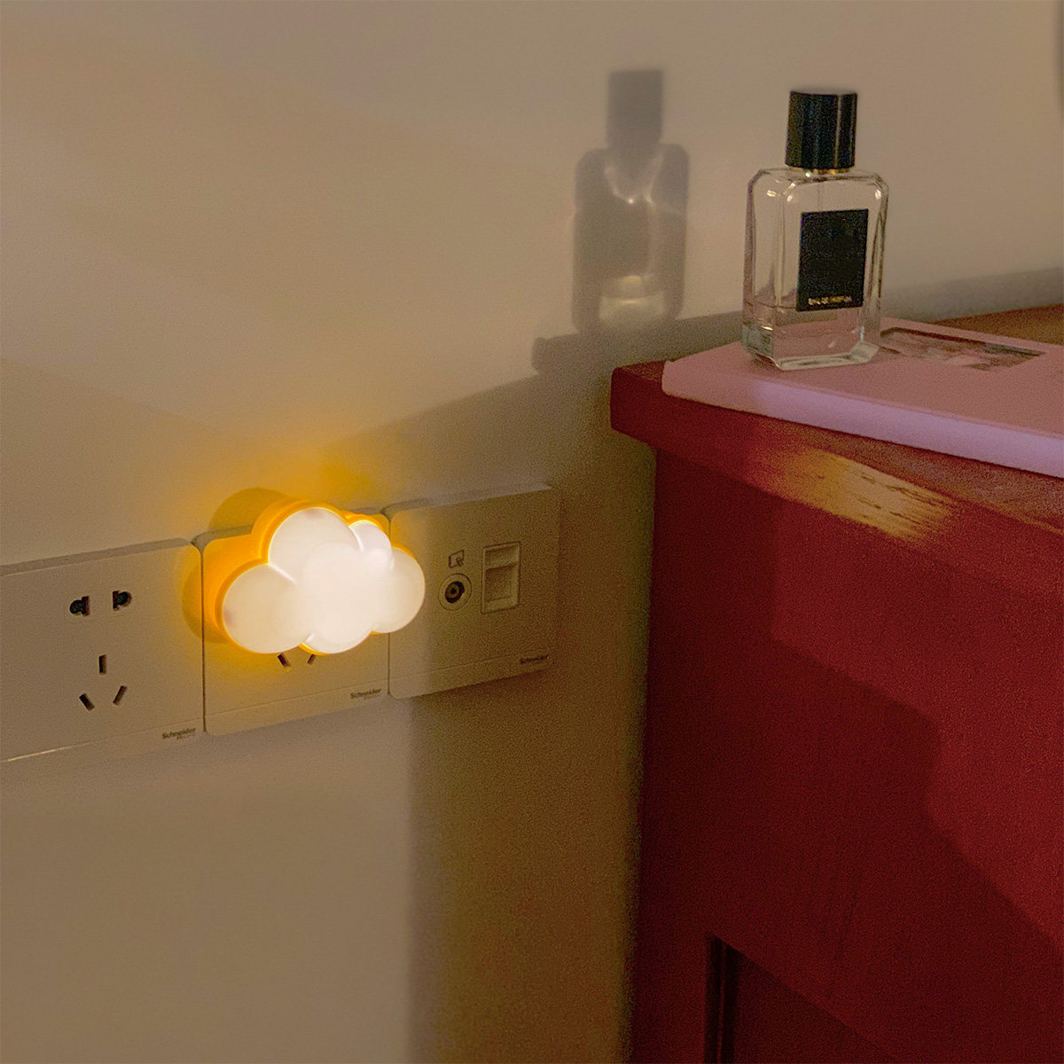 ins风插电款云朵小夜灯 卧室氛围灯插座护眼智能光控感应睡眠灯