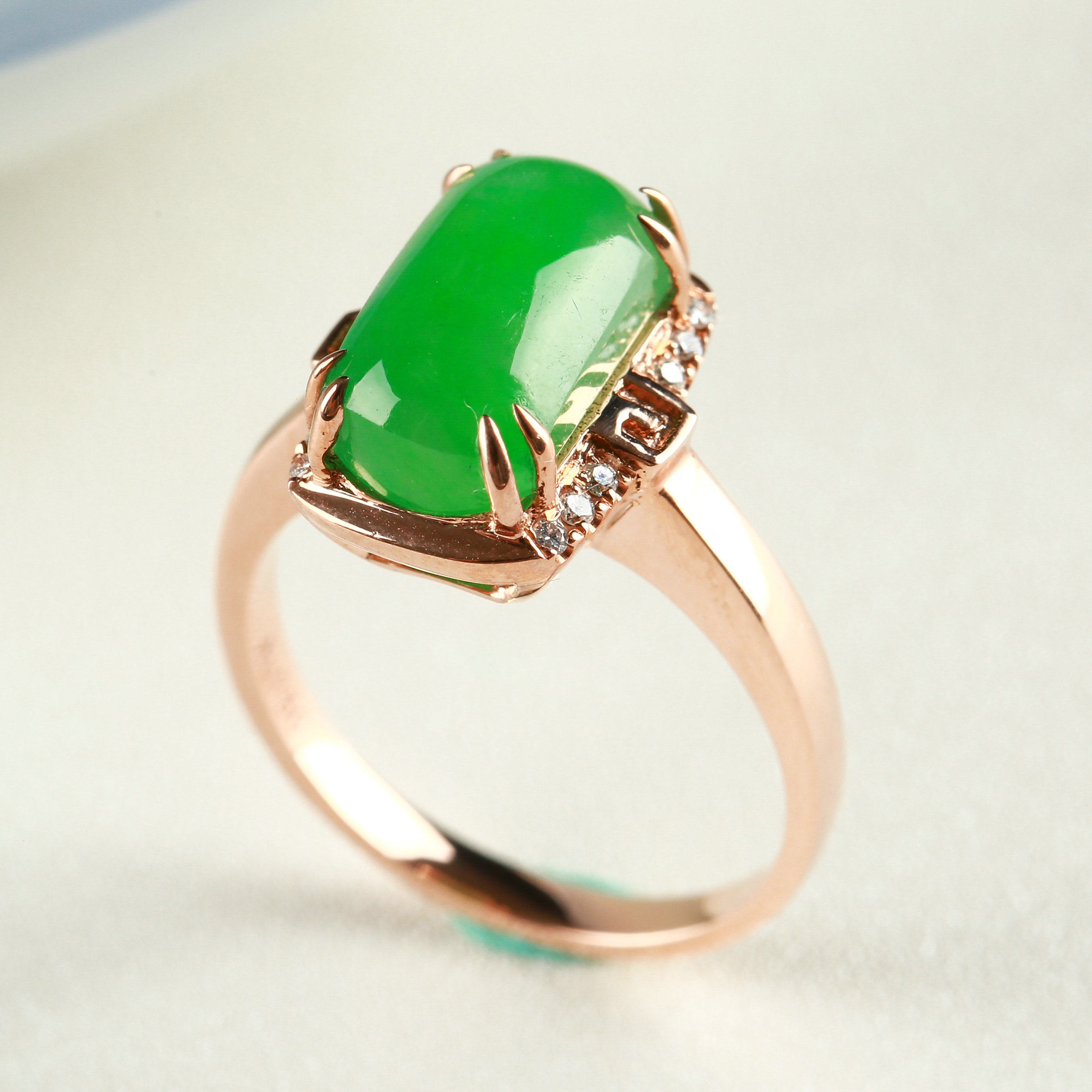 18k金伴钻豪镶冰糯种满绿马鞍戒指 4.19g