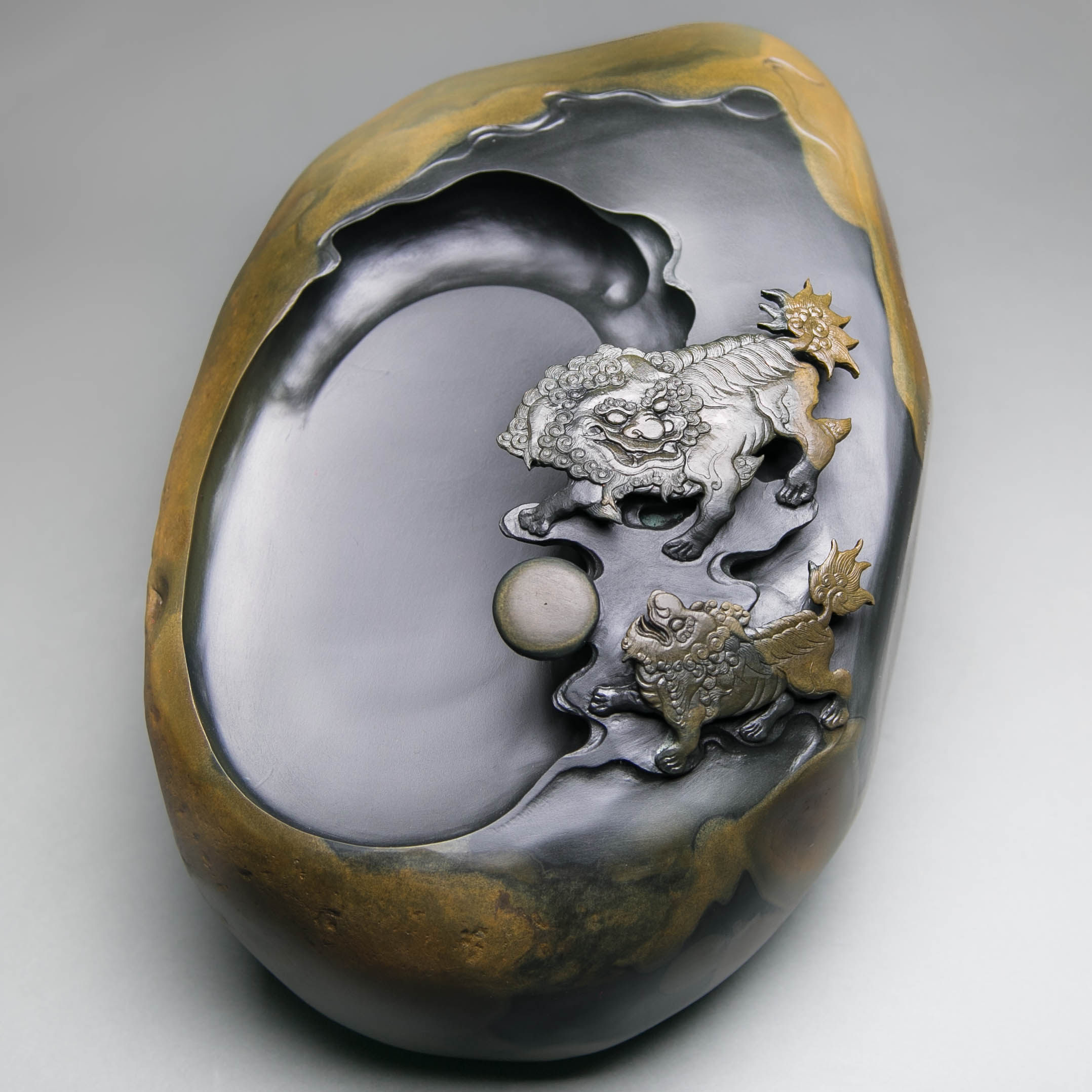 章观利作品 济源坑金皮籽石 狮子舞绣球 歙砚珍品 八百砚庄出 - 拍卖