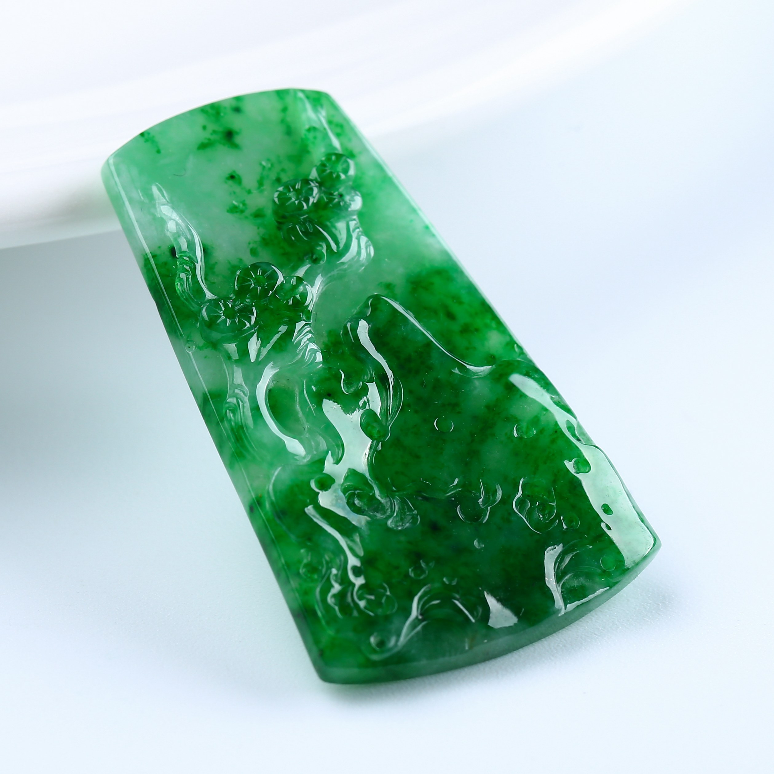 缅甸翡翠a货满绿梅花牌吊坠5.94克