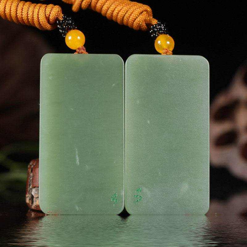 中国玉石雕刻大师周雁明和田玉龙凤对牌 81.135克带绳