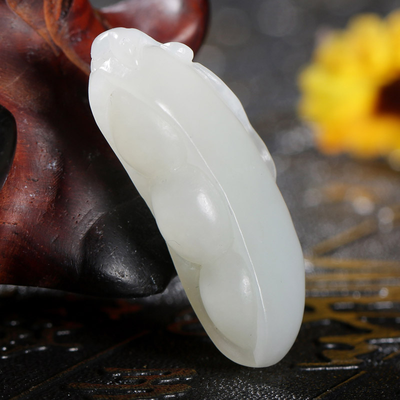 和田玉挂件豌豆 12.8克