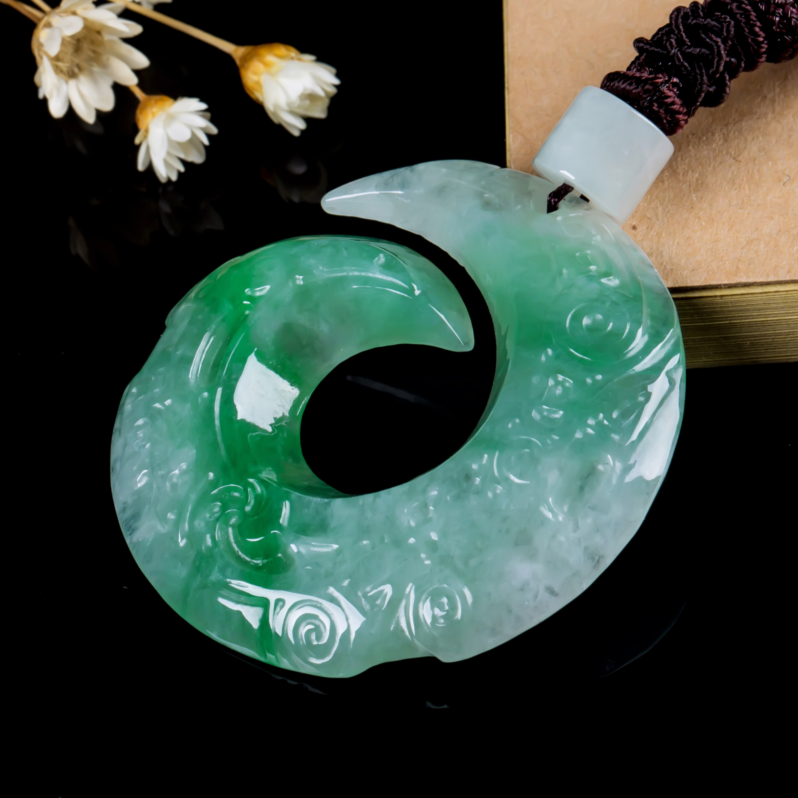 天然a货浅绿时来运转翡翠吊坠12.60克