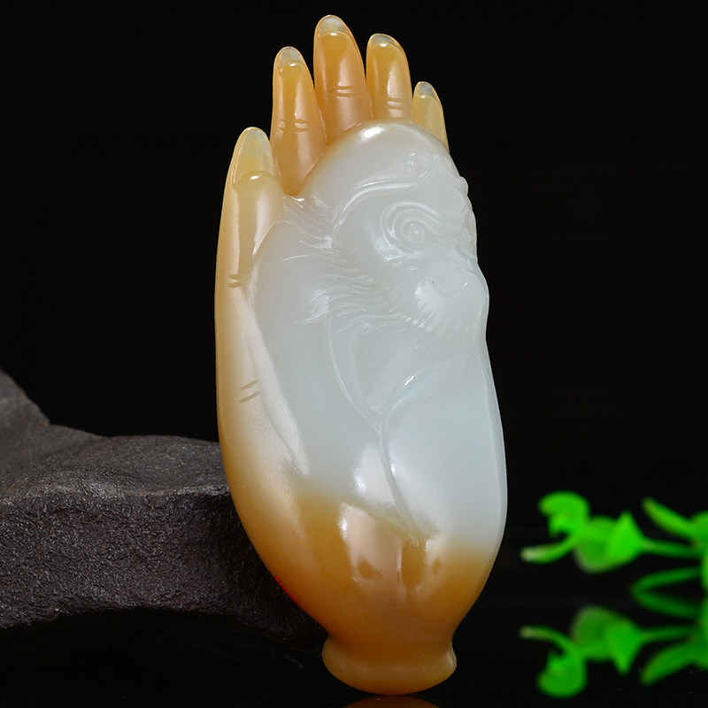 河南省玉石雕刻大师杨三喜 和田玉 糖白玉 手握乾坤 76.1433g