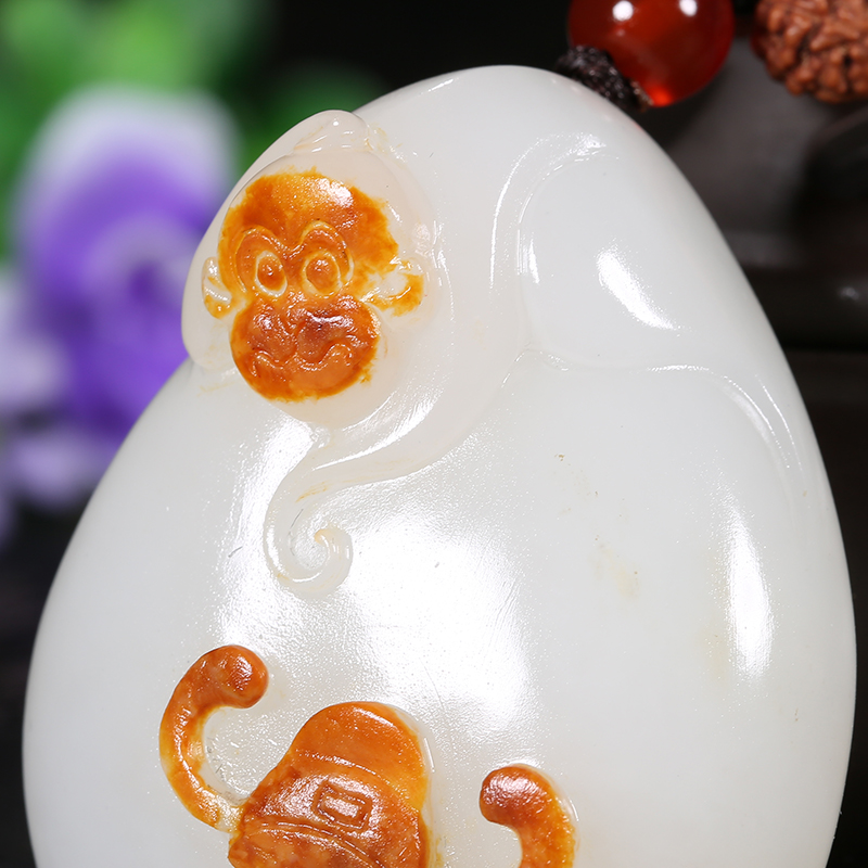 海派玉雕大师崔哲豪作品 和田玉白玉灵猴献瑞把件82.173克