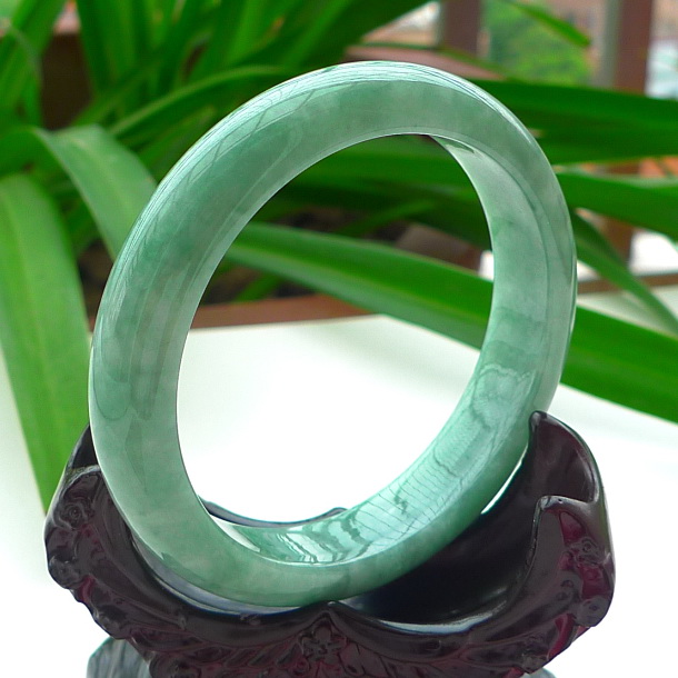 天然a货翡翠冰糯种浅绿色圆口玉手镯54.22克 (内径56.3mm)