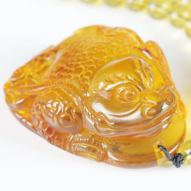 琥珀精雕三足金蟾吊坠 招财进宝 fc1030