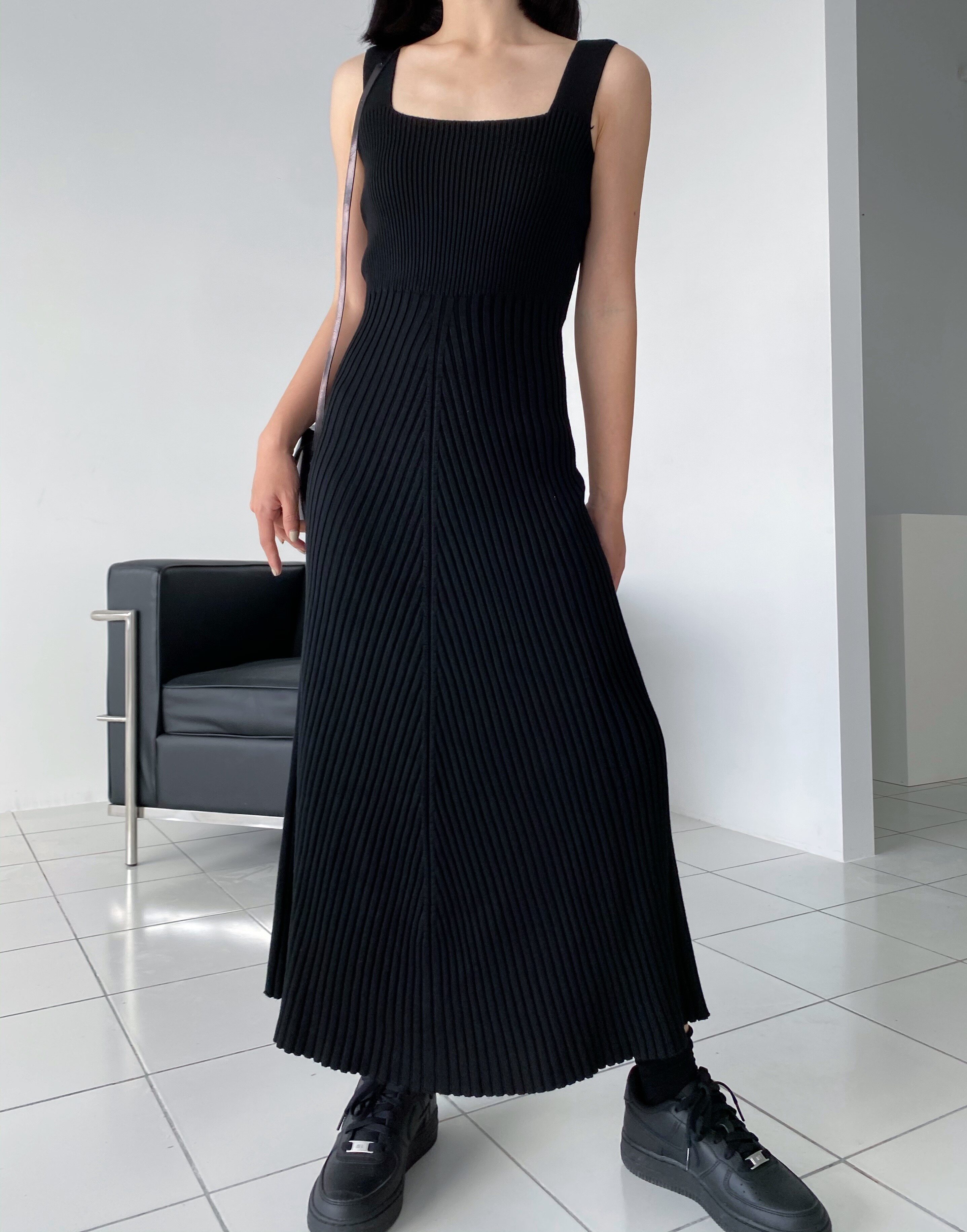 拖延症/ 秋冬内搭好帮手 百搭显瘦黑色针织连衣裙 宽肩带吊带裙