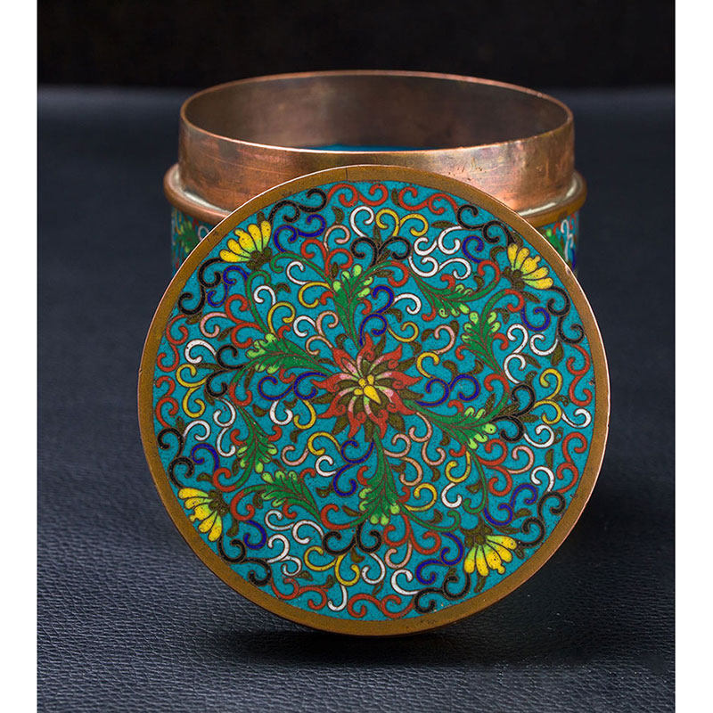 铜胎掐丝珐琅缠枝宝相花纹盖盒