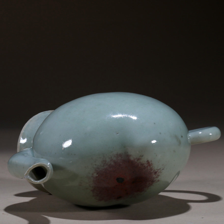 清中期 釉里红寿桃形倒流壶