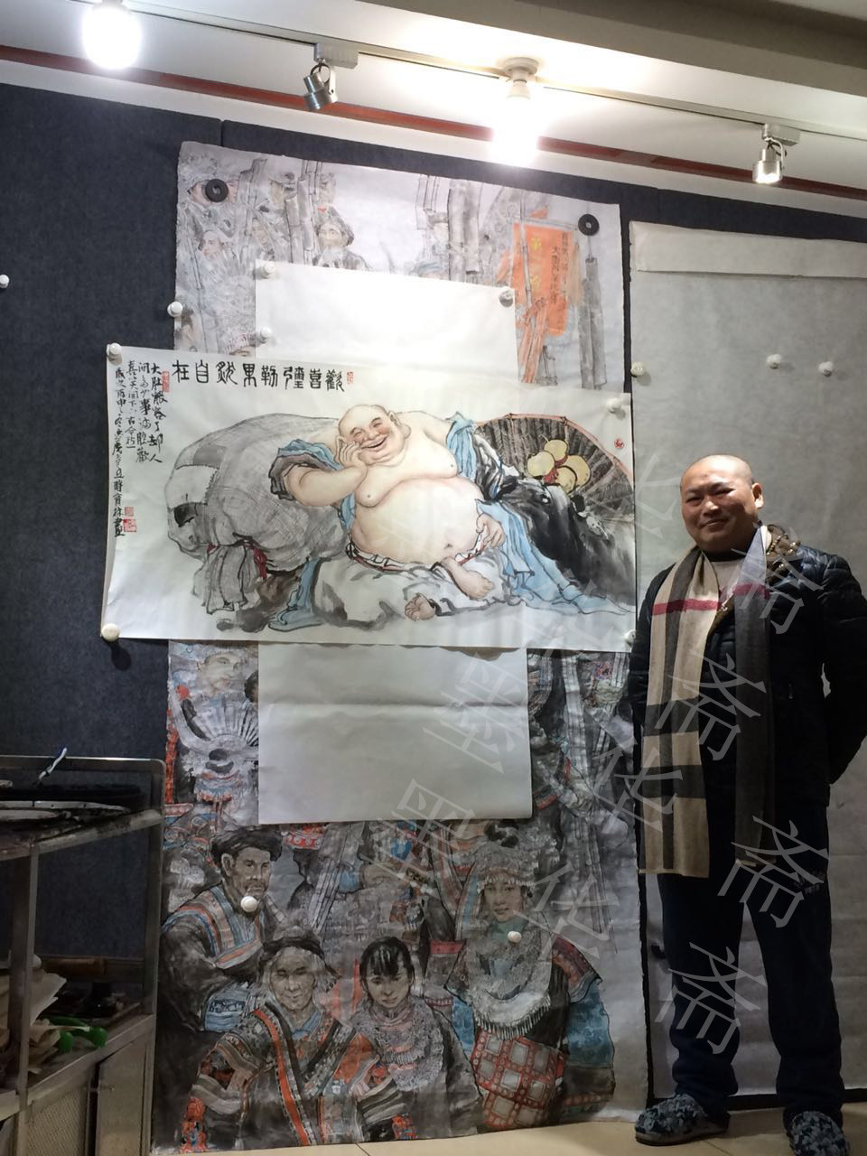 带合影 时育林《欢喜弥勒》136x68cm 墨华斋6195