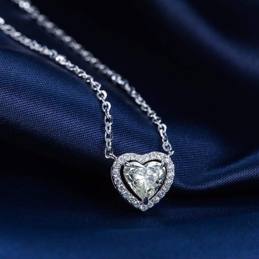 佐卡伊 主石0.52克拉副石0.12克拉h色si净度心形群镶钻石吊坠链牌