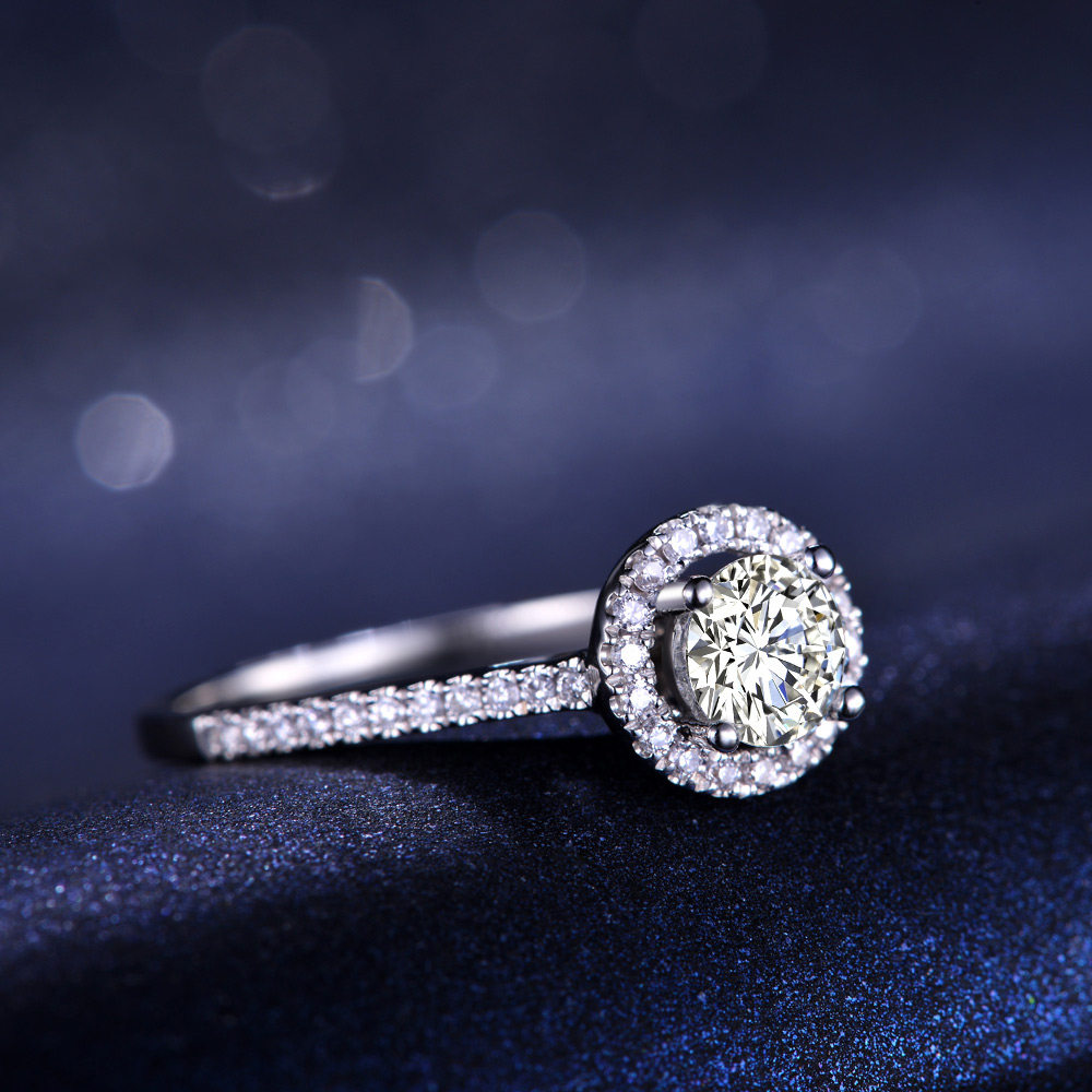 佐卡伊 主石0.61克拉副石0.20克拉d-e色vs净度15号手寸钻石戒指