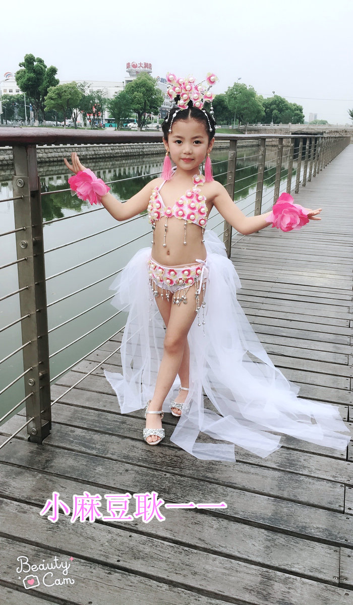 8 淘宝 韩国比基尼性感三点式泳衣女小胸聚拢白色泳衣三件套模特走秀