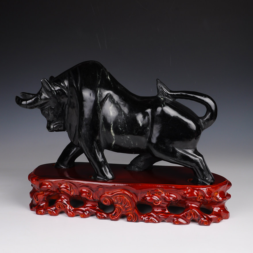 【牛气冲天】 玉雕大师薛天空作品独玉摆件11600g