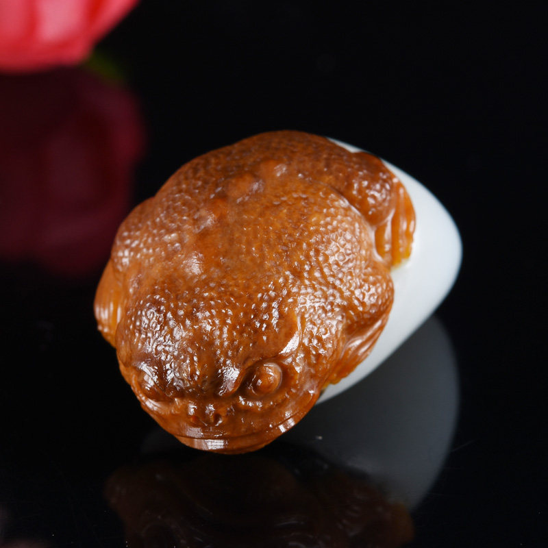 省级玉雕大师时晓印作品 和田玉 三足金蟾挂件 17.37克