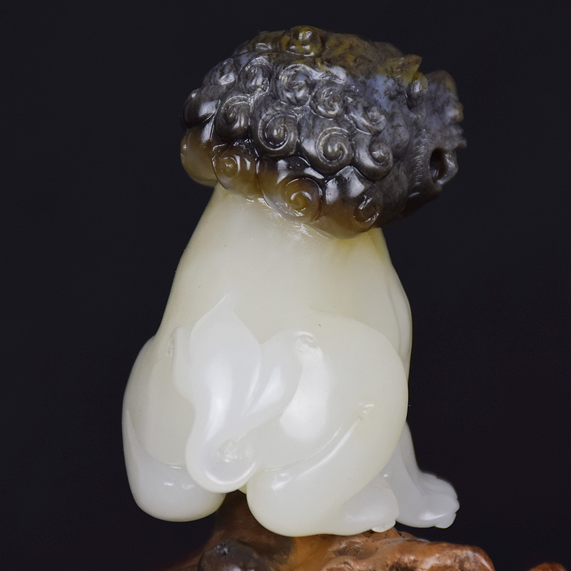 省级玉雕大师时晓印作品 和田玉 狮子把件 62.47克 黑白分明