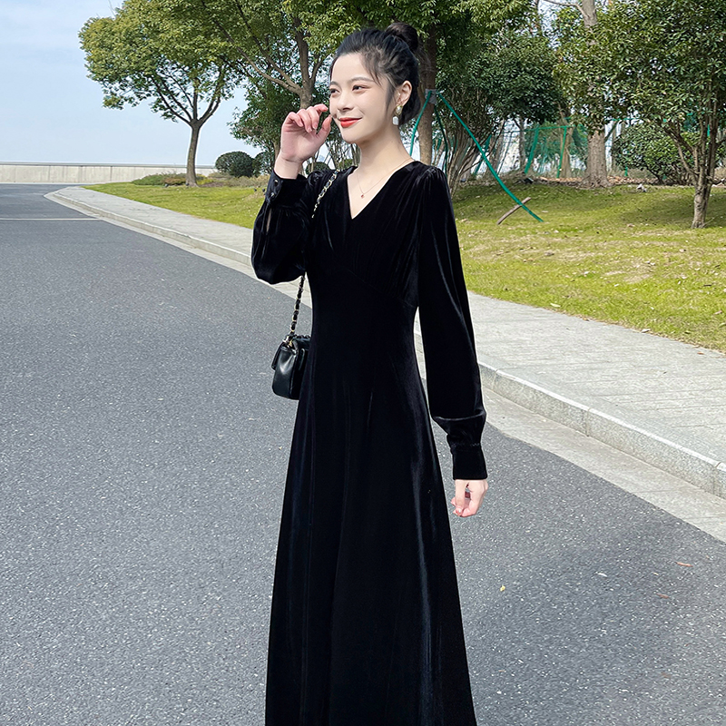 赫本风气质金丝绒黑色连衣裙2024