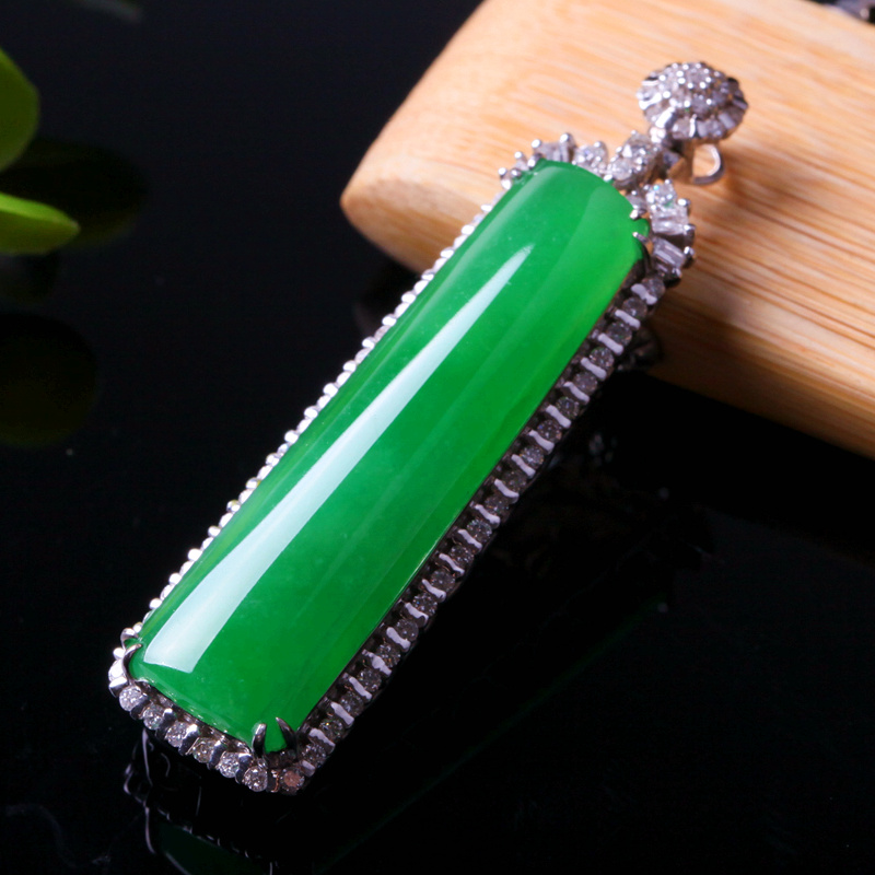 18k金镶钻老坑冰种阳绿素长条挂件 8.98g 12003