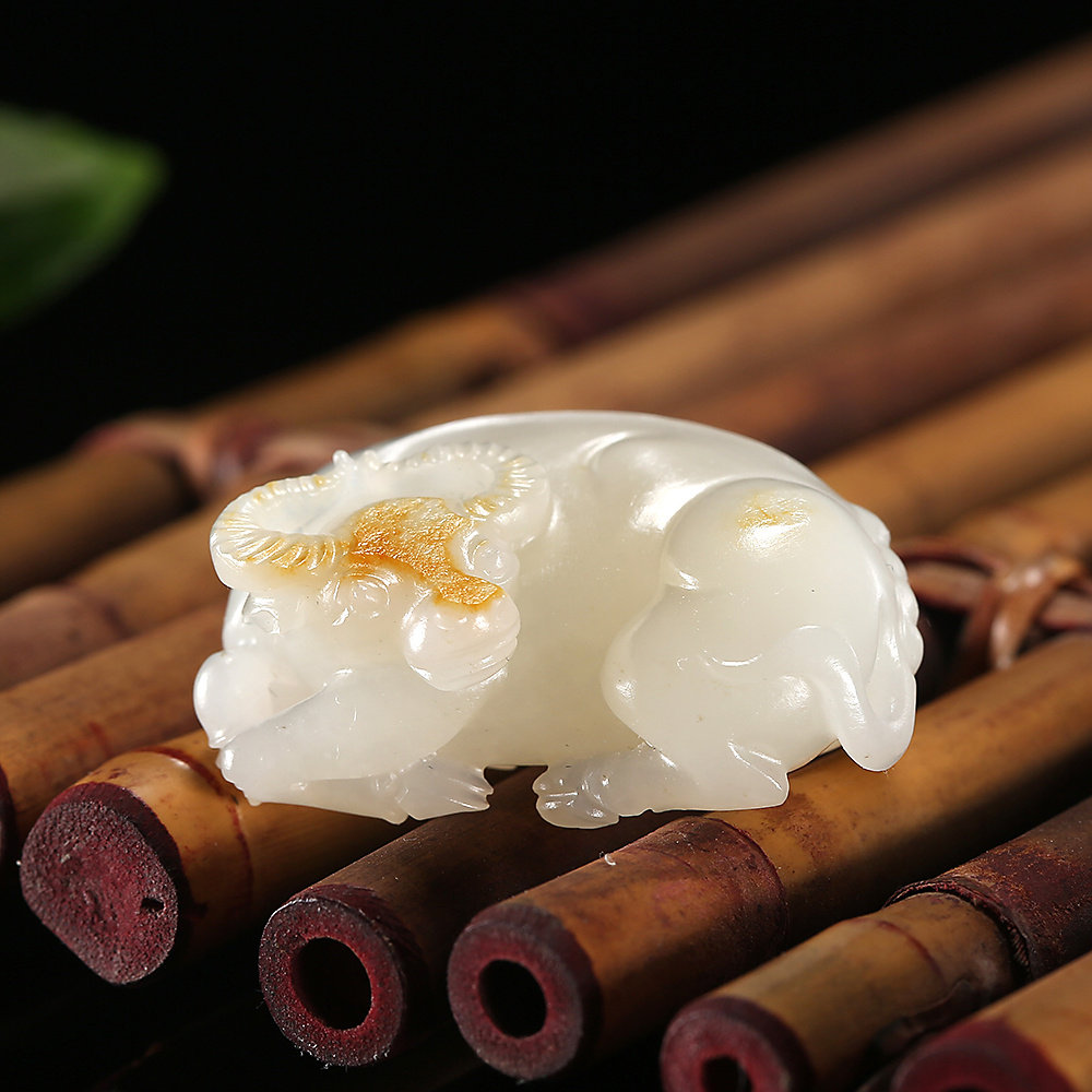 徐志浩 中国玉石雕刻大师 和田玉籽料卧牛挂件 15g