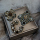 韩国进口复古时尚水晶水钻字母花朵女士西装彩宝胸针高档女礼物