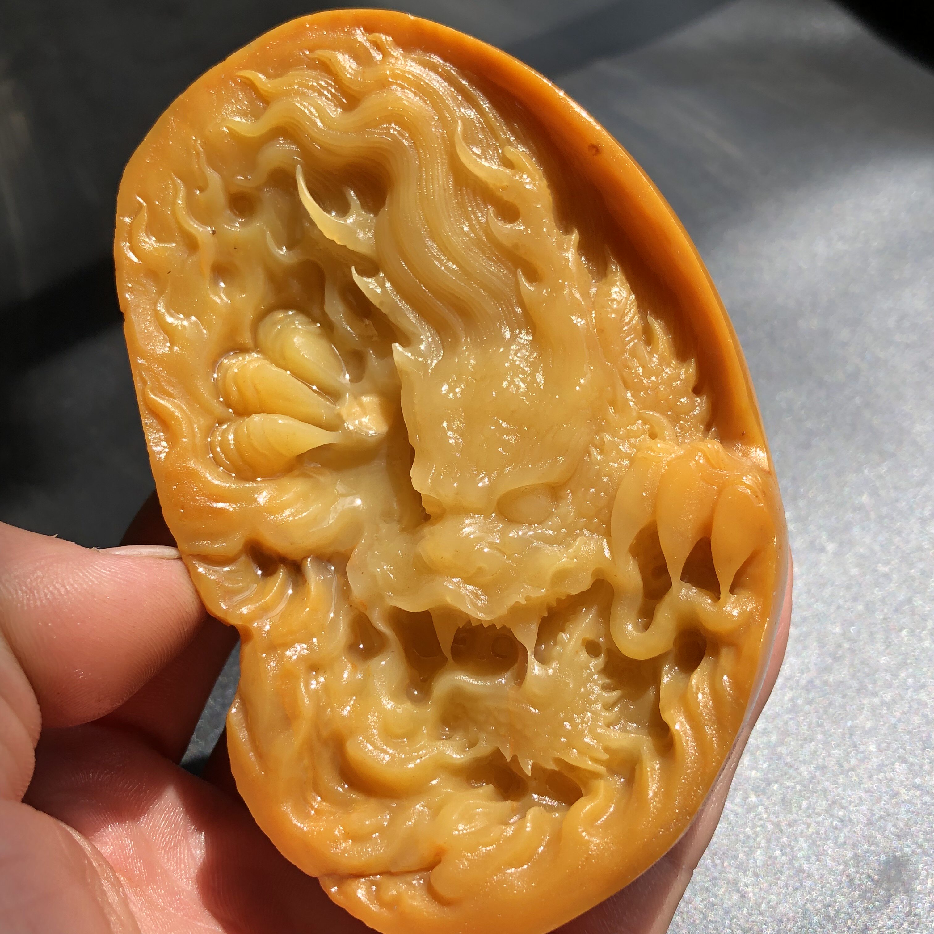 龙陵黄龙玉籽料龙牌手把玩带天然原皮配证书支持复检把件