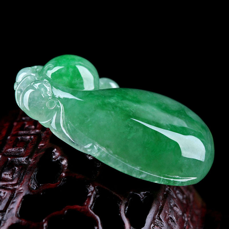 冰糯种翠绿色翡翠龙抱珠吊坠 11.77克