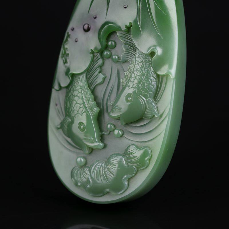 【即刻拍】中国玉石雕刻大师张红哲 和田碧玉年年有鱼挂件130g